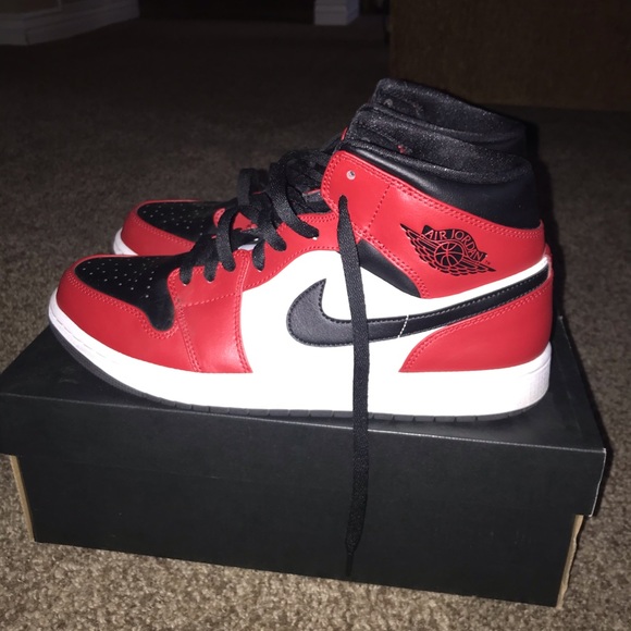Nike Air Jordan 1 Mid “Chicago Toe” - Picture 3 of 5